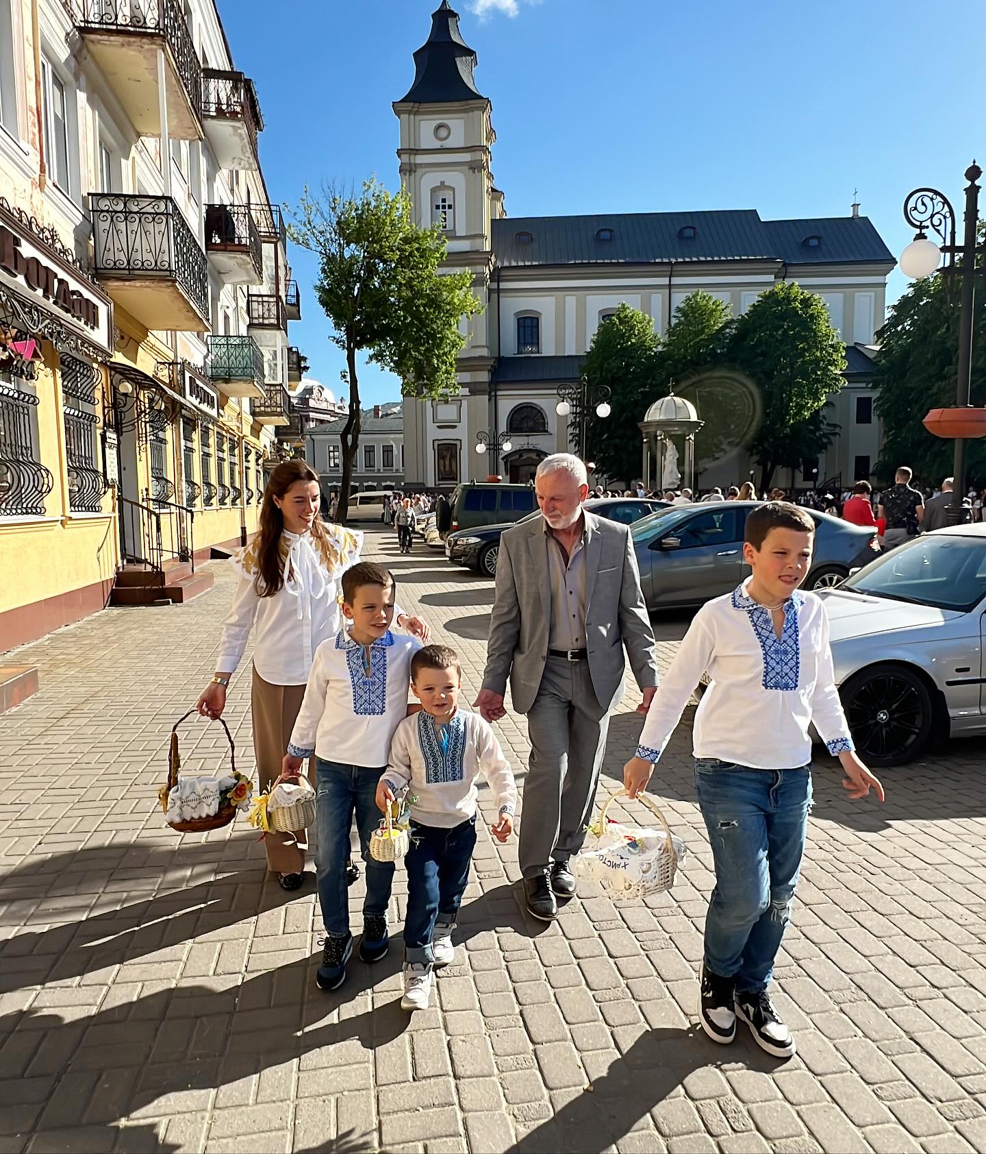 "Мира и небесной поддержки нам всем". Звезды поздравили украинцев с Пасхой (фото)